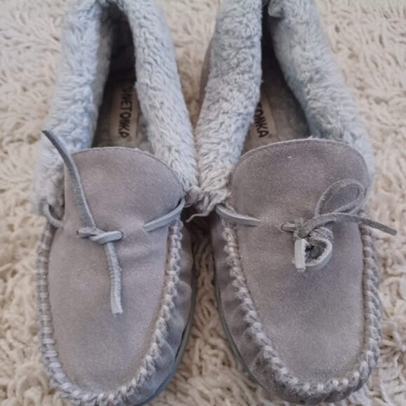 Minnetonka Women’s 9 Moccasin Slippers Gray Suede Faux Fur Lined Indoor Outdoor - Picture 1 of 10